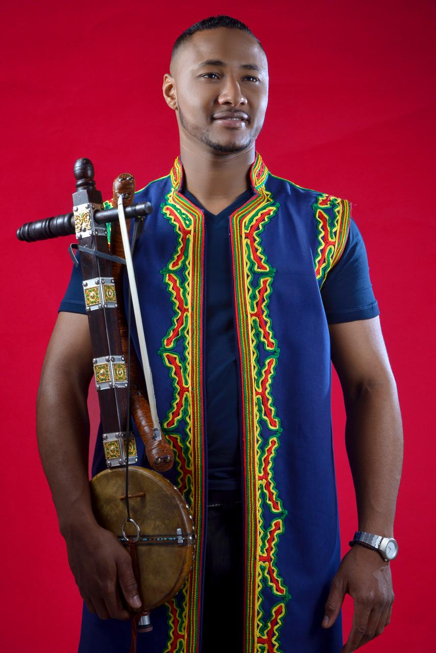 Portrait d'Aziz Ozouss, musicien amazigh